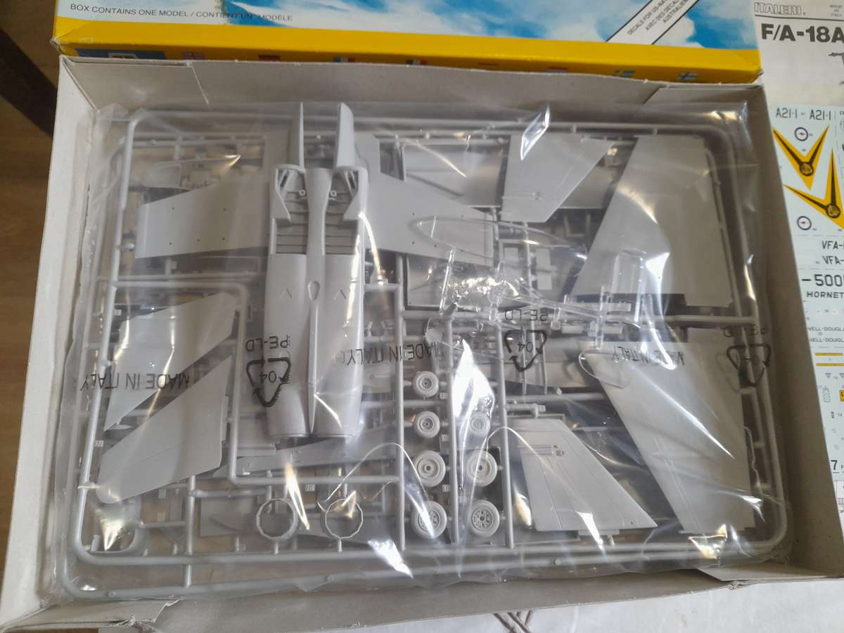 ITALERI 1/48 MCDONNELL DOUGLAS F/A-18 HORNET 827 PLASTIC MODEL AIRCRAFT KIT - COLLECTOR'S ITEM