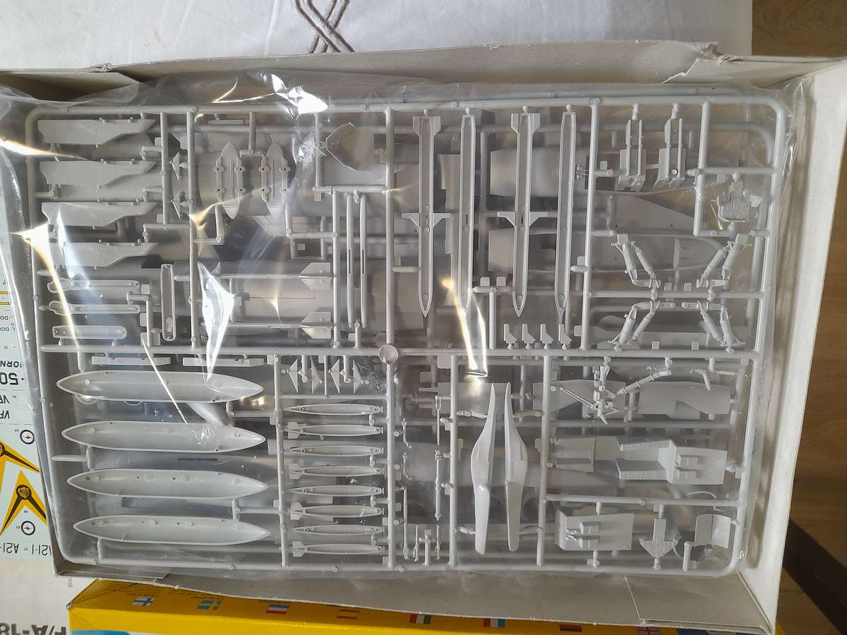 ITALERI 1/48 MCDONNELL DOUGLAS F/A-18 HORNET 827 PLASTIC MODEL AIRCRAFT KIT - COLLECTOR'S ITEM