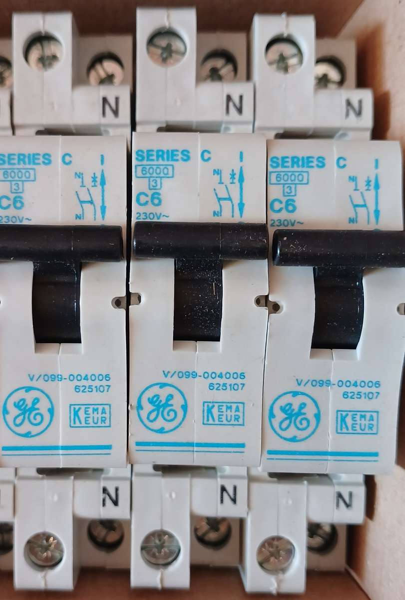 2 x Nuetral, 2 x Live Din Rail General Electric 230V Single Pole Breakers (1 bid for 3)