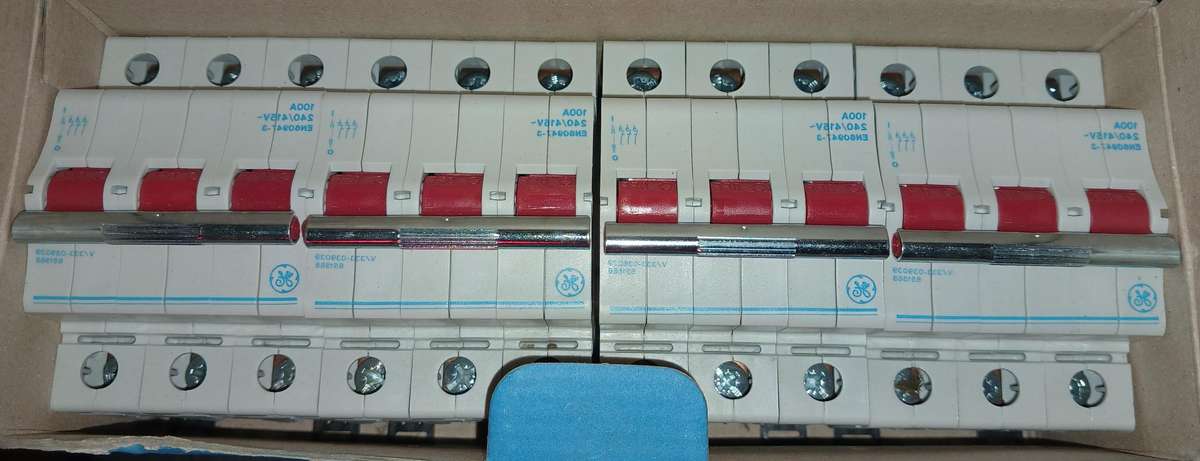 General Electric 100a 220-415V 3 Pole Isolator/Breaker (4 Pieces)