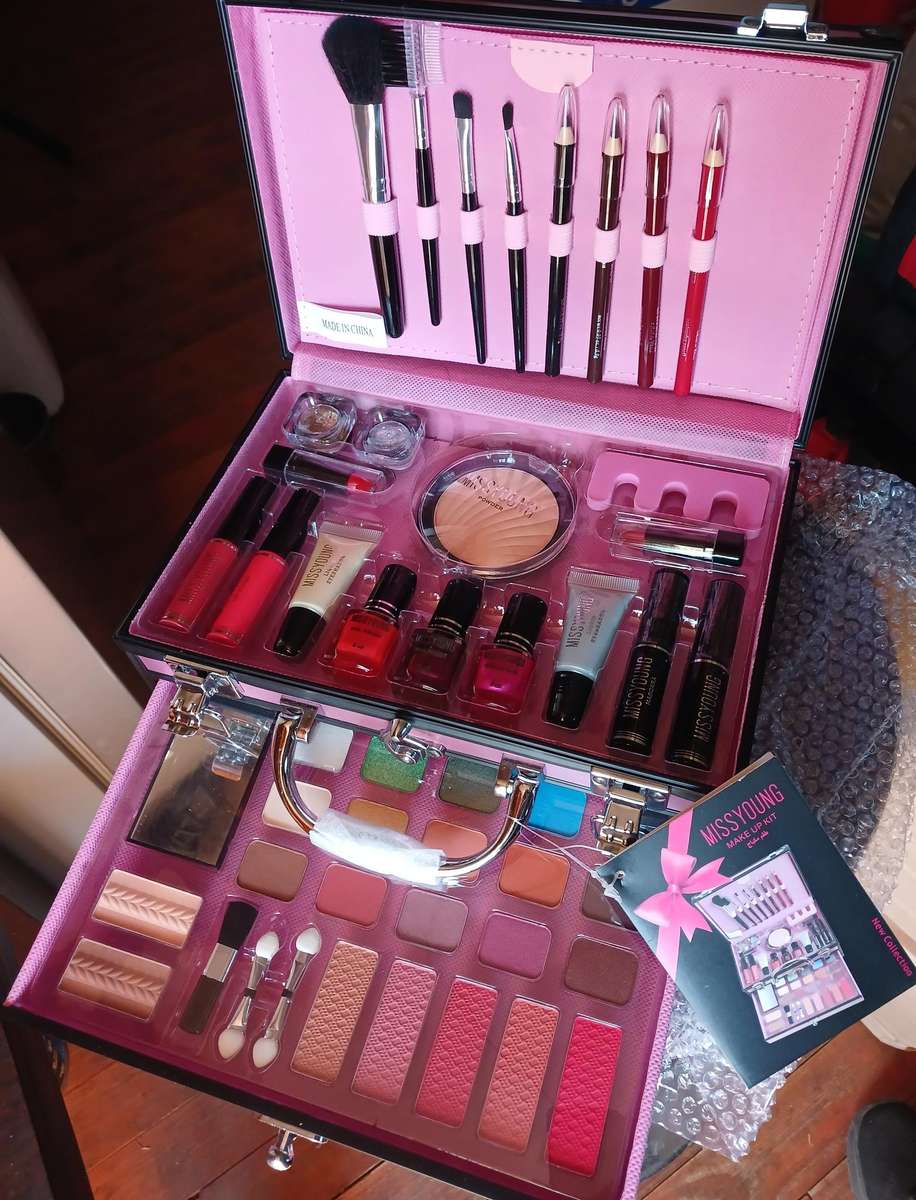 42 Piece Deluxe Make-up Art Set