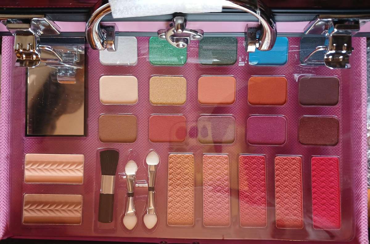 42 Piece Deluxe Make-up Art Set
