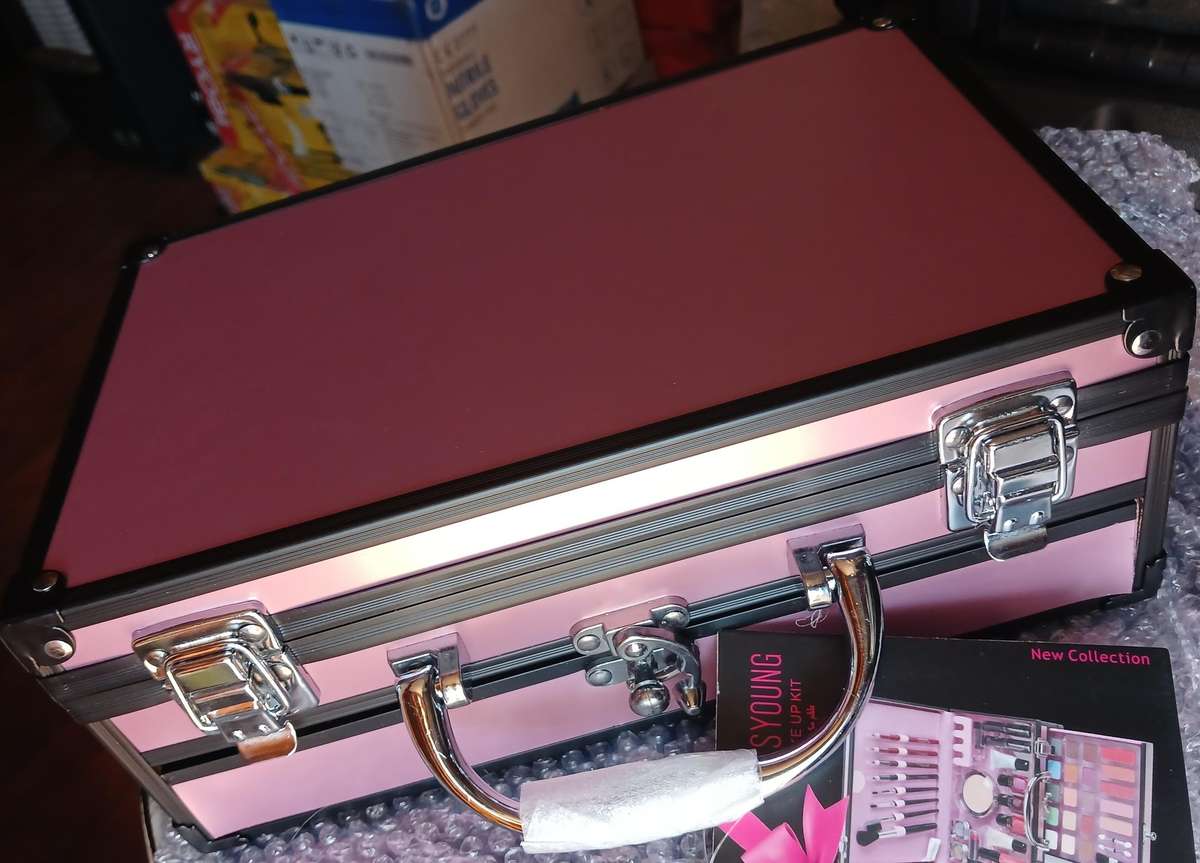 42 Piece Deluxe Make-up Art Set