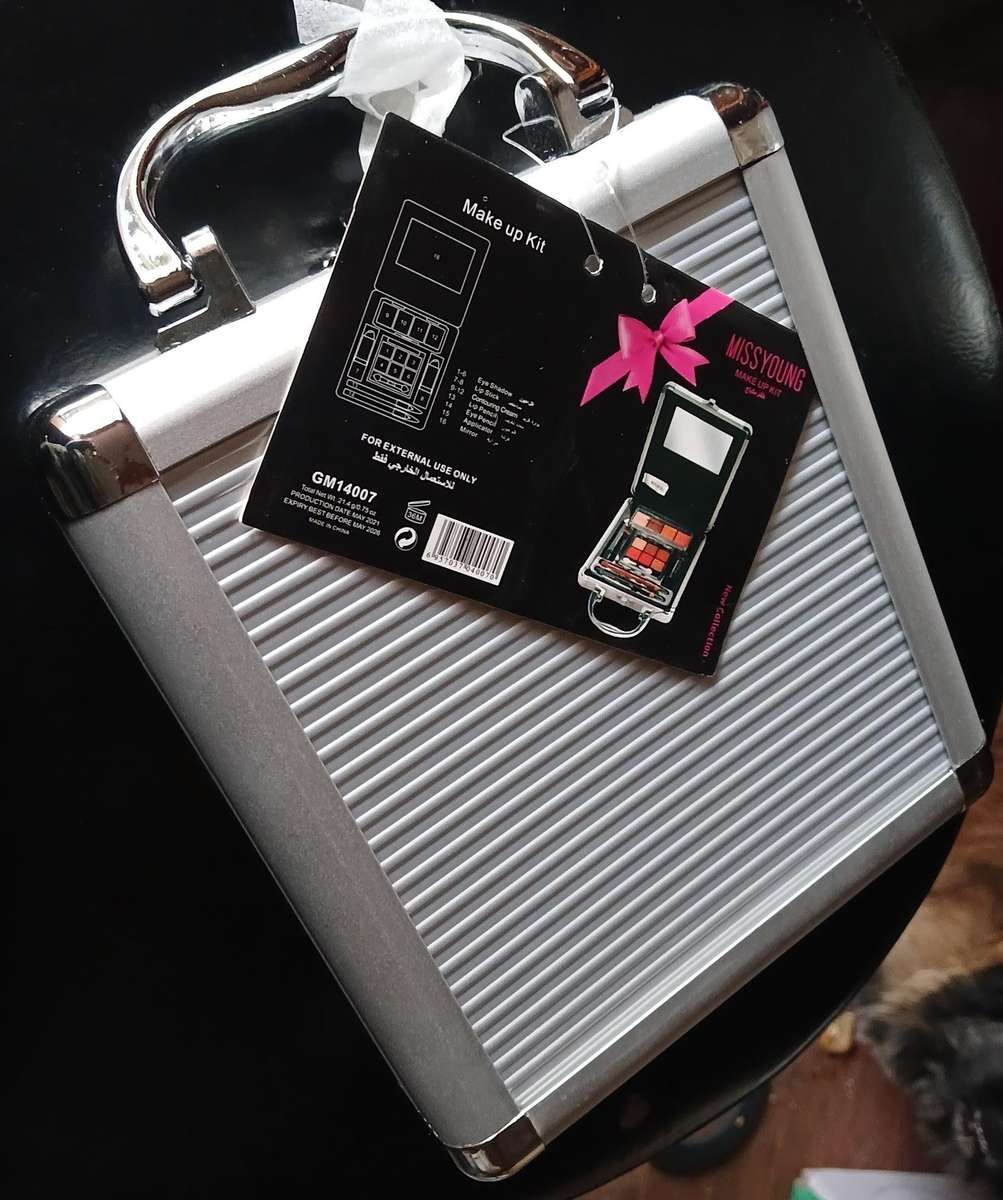 16 Piece Portable Make-up Kit with Alloy Case