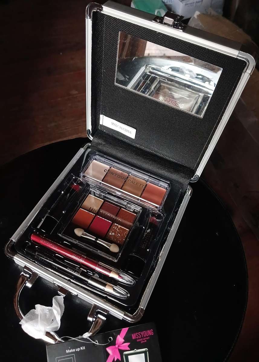 16 Piece Portable Make-up Kit with Alloy Case