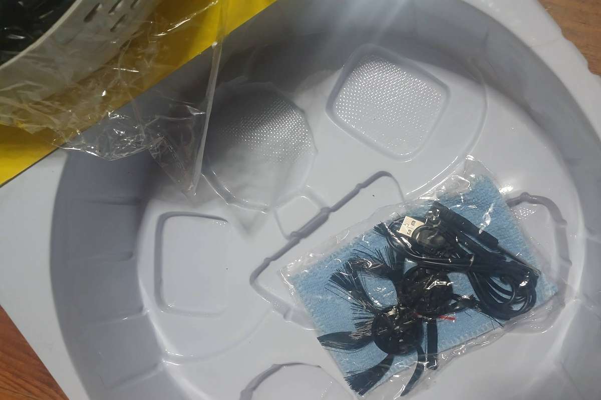 4 in 1 Sweeping Robot with 2400mah Lithium Battery - Minor Box Wear