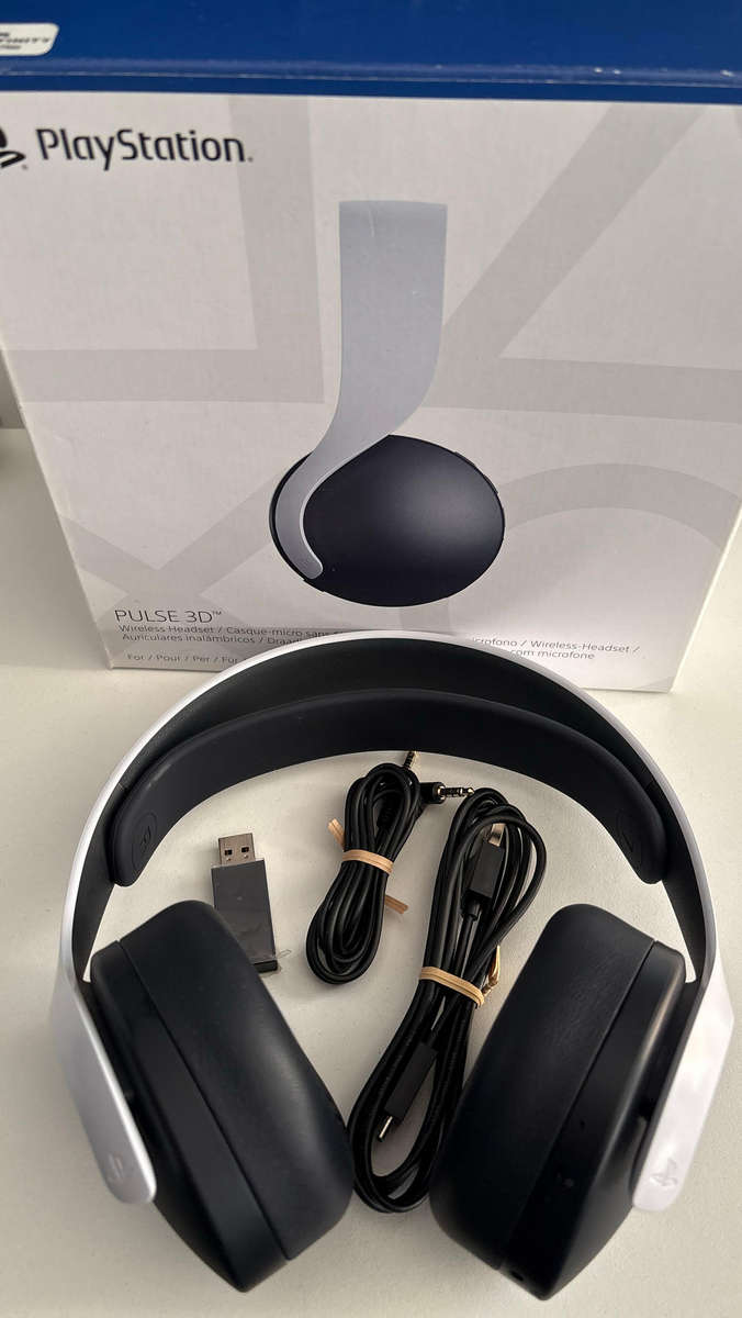 PlayStation 5 Pulse 3D Wireless Headset  Glacier White in great working condition.