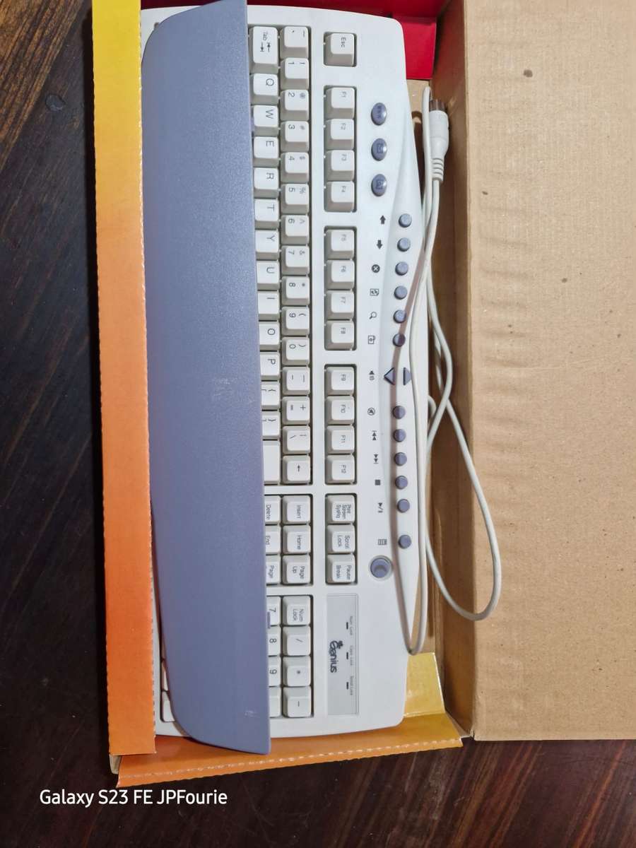 Genius PC-AT Comfy-KB18M Vintage Keyboard