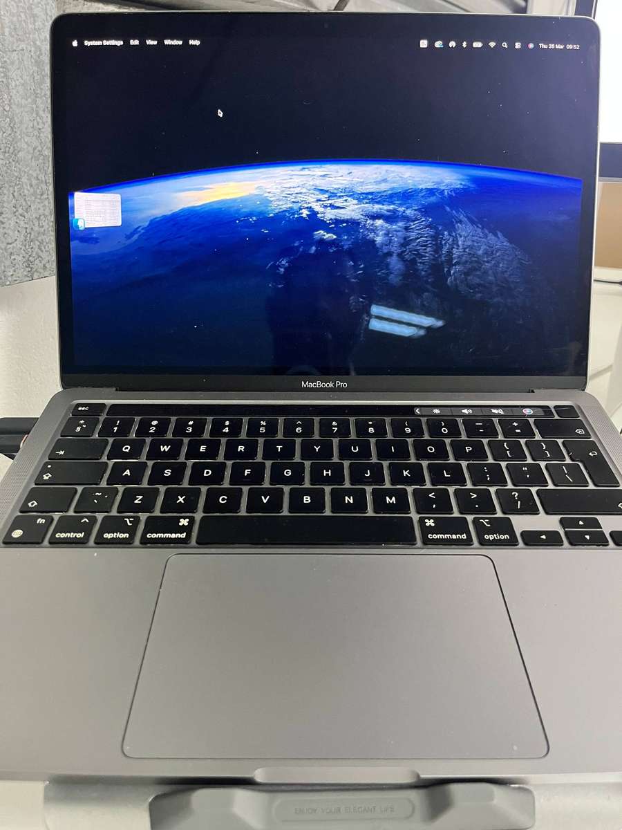 Macbook M1 Pro - 2020 - 8Gb memory - 256GB storage with Fingerpint ID and interactive touch bar