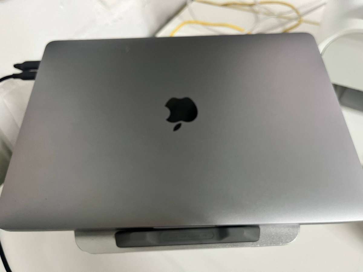 Macbook M1 Pro - 2020 - 8Gb memory - 256GB storage with Fingerpint ID and interactive touch bar