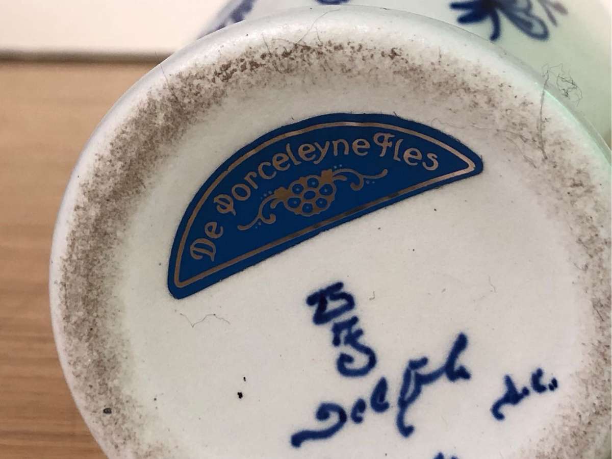 Stunning Delft porcelain bud vase