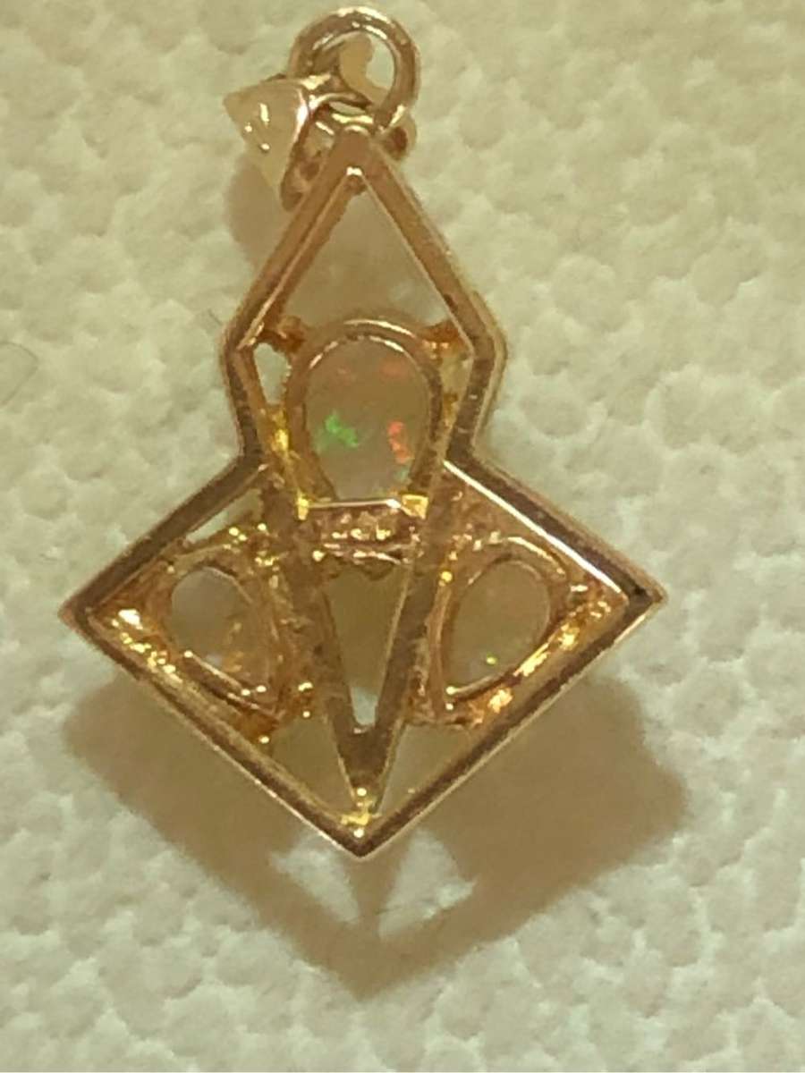 Gorgeous 9ct yellow gold and opal Gaia pendant - 1.3g
