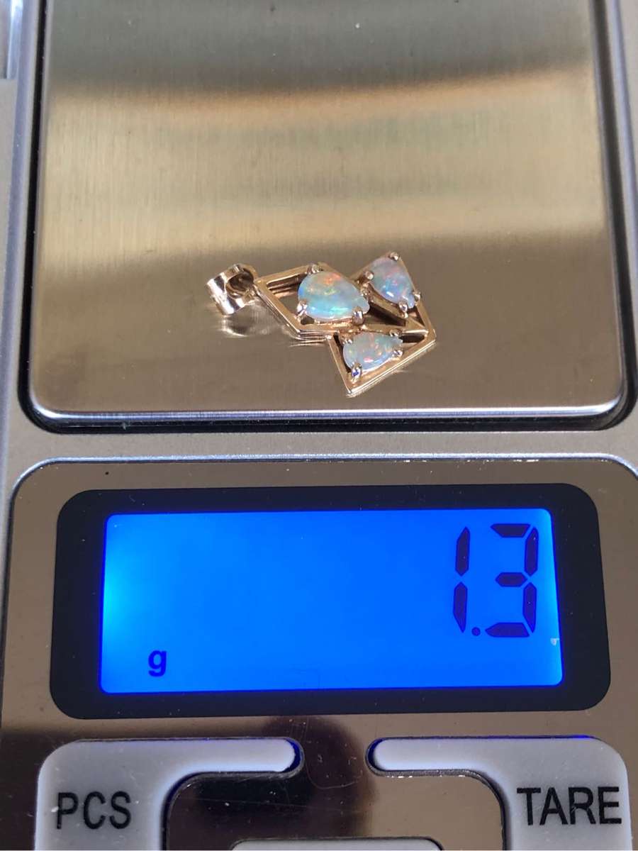 Gorgeous 9ct yellow gold and opal Gaia pendant - 1.3g