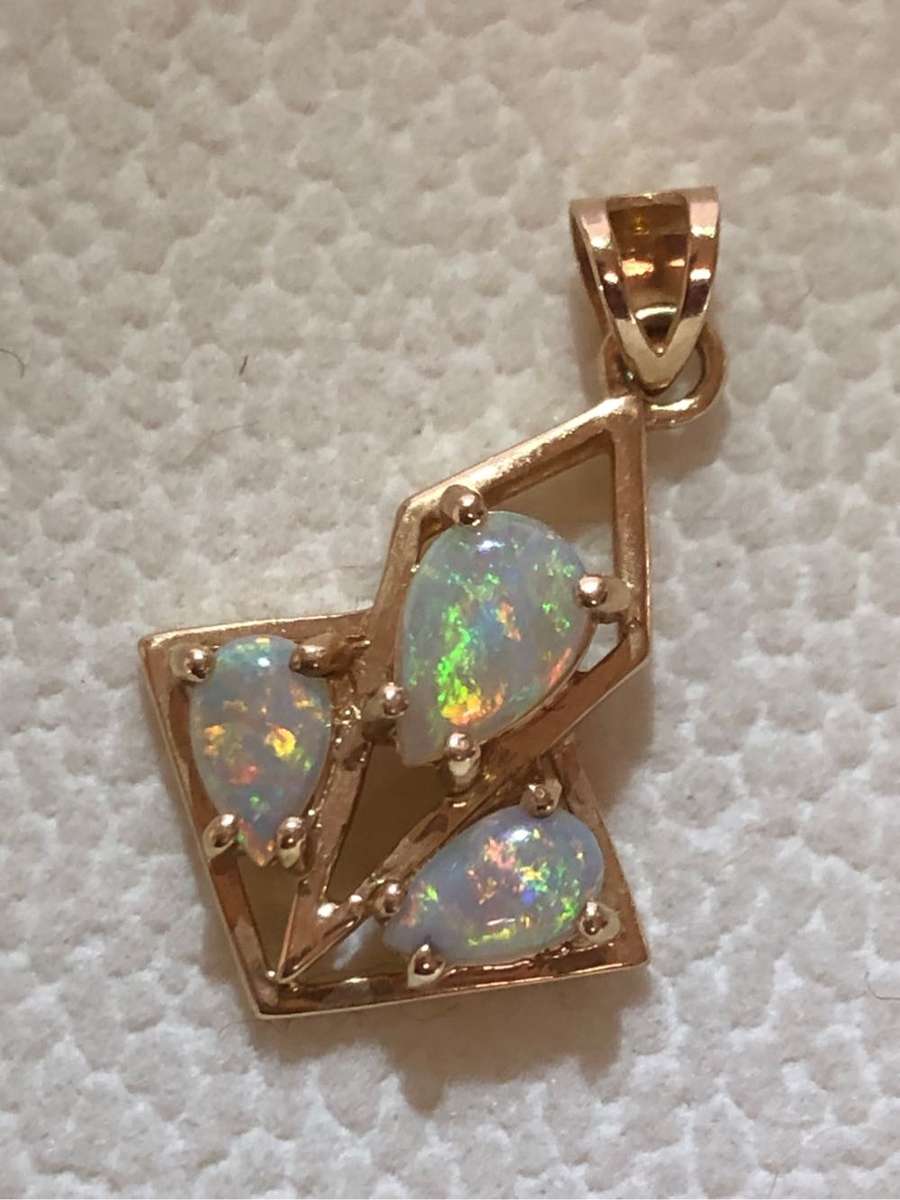 Gorgeous 9ct yellow gold and opal Gaia pendant - 1.3g