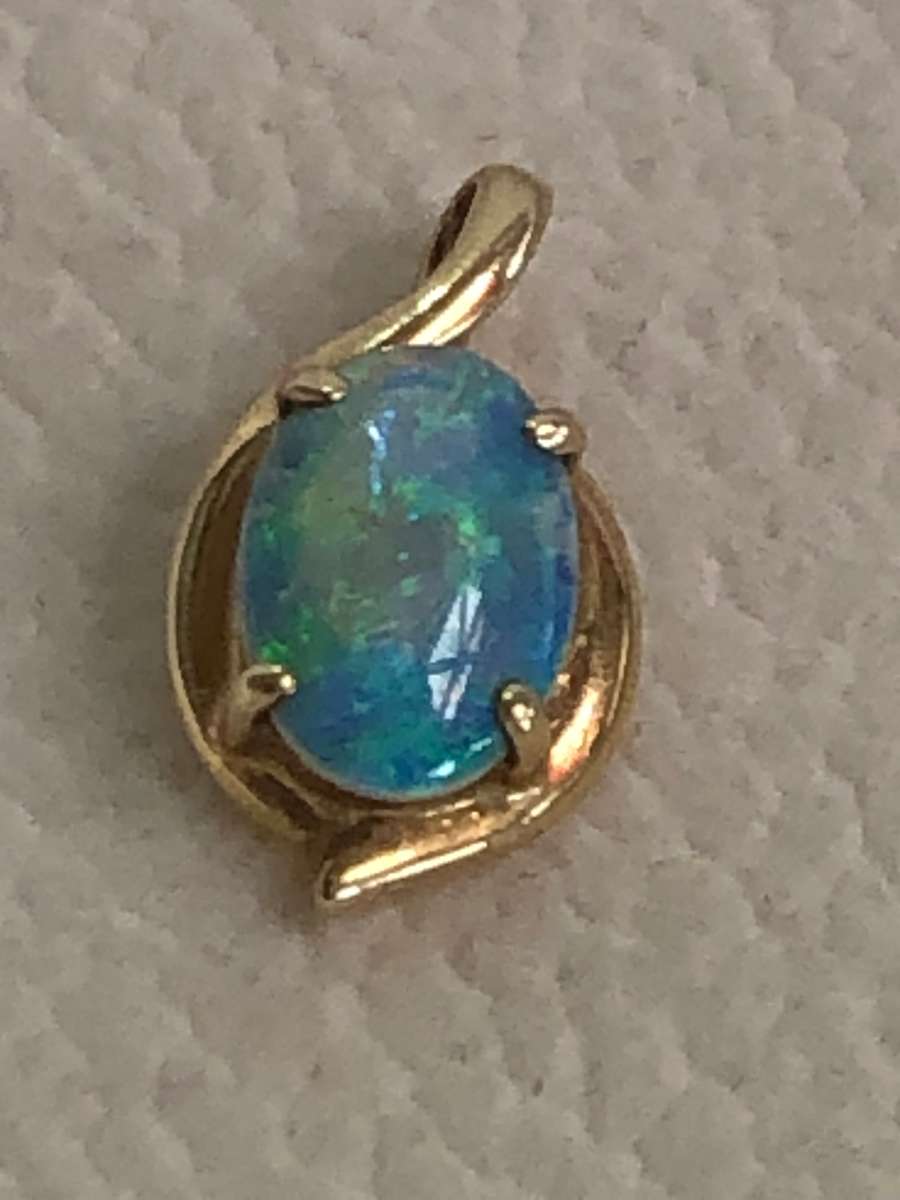 Gorgeous 9ct yellow gold and Australian opal pendant - .6g