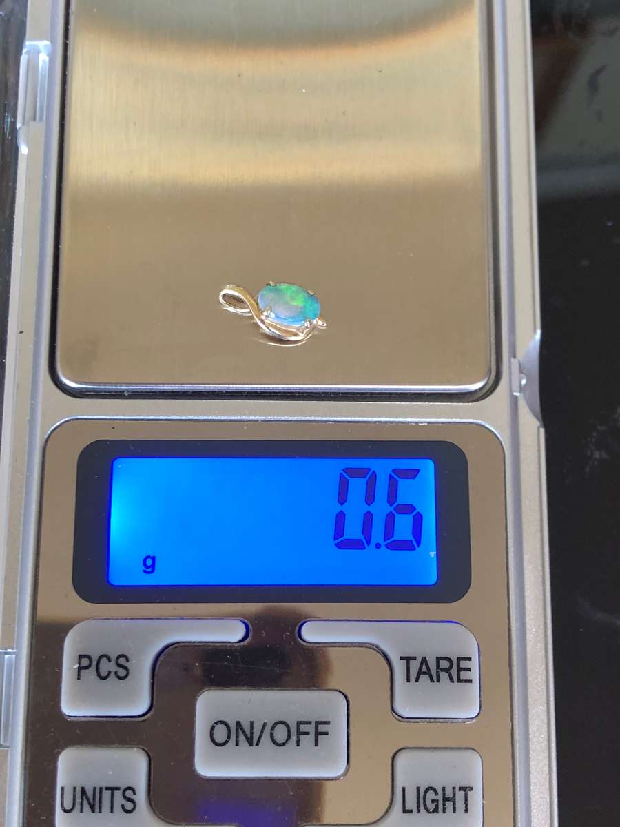 Gorgeous 9ct yellow gold and Australian opal pendant - .6g