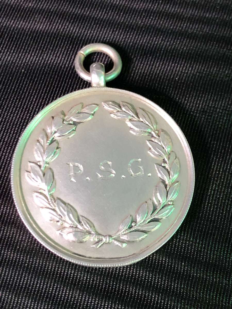 STERLING SILVER ANTIQUE MEDALLION BY BMC DATED 1924 - FOR UNDER 16 100yds - INSCRIBED P.S.G - 10.8g