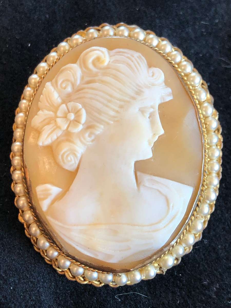 Beautiful hand carved cameo brooch on gilded metal with seed pearls