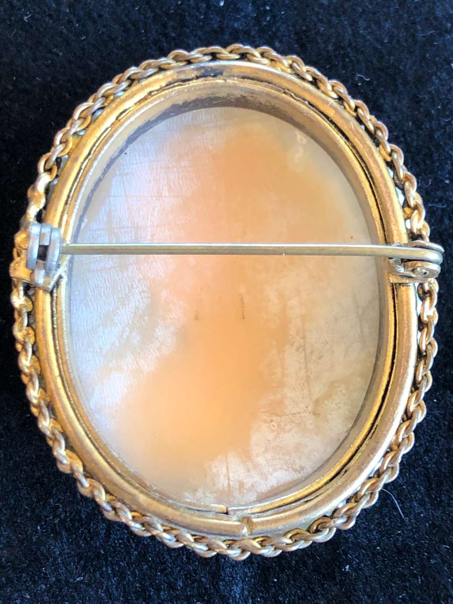 Beautiful hand carved cameo brooch on gilded metal with seed pearls