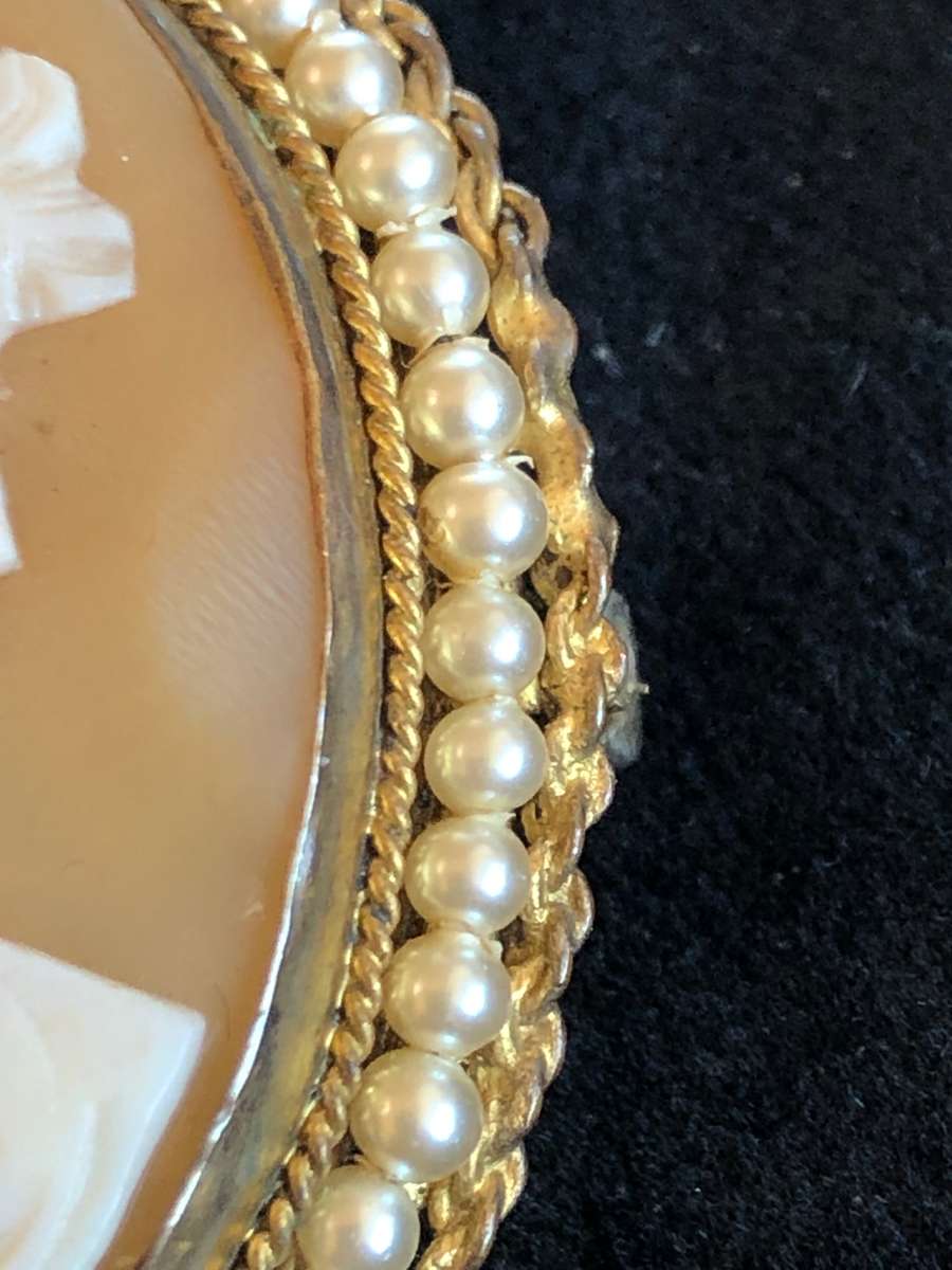 Beautiful hand carved cameo brooch on gilded metal with seed pearls