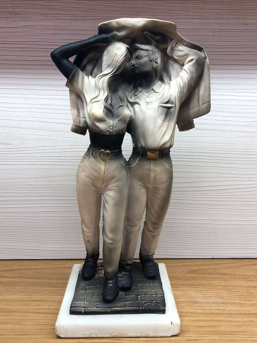 Italian statue (D'Ador) "The Kiss" stunning statue from the early 1990's