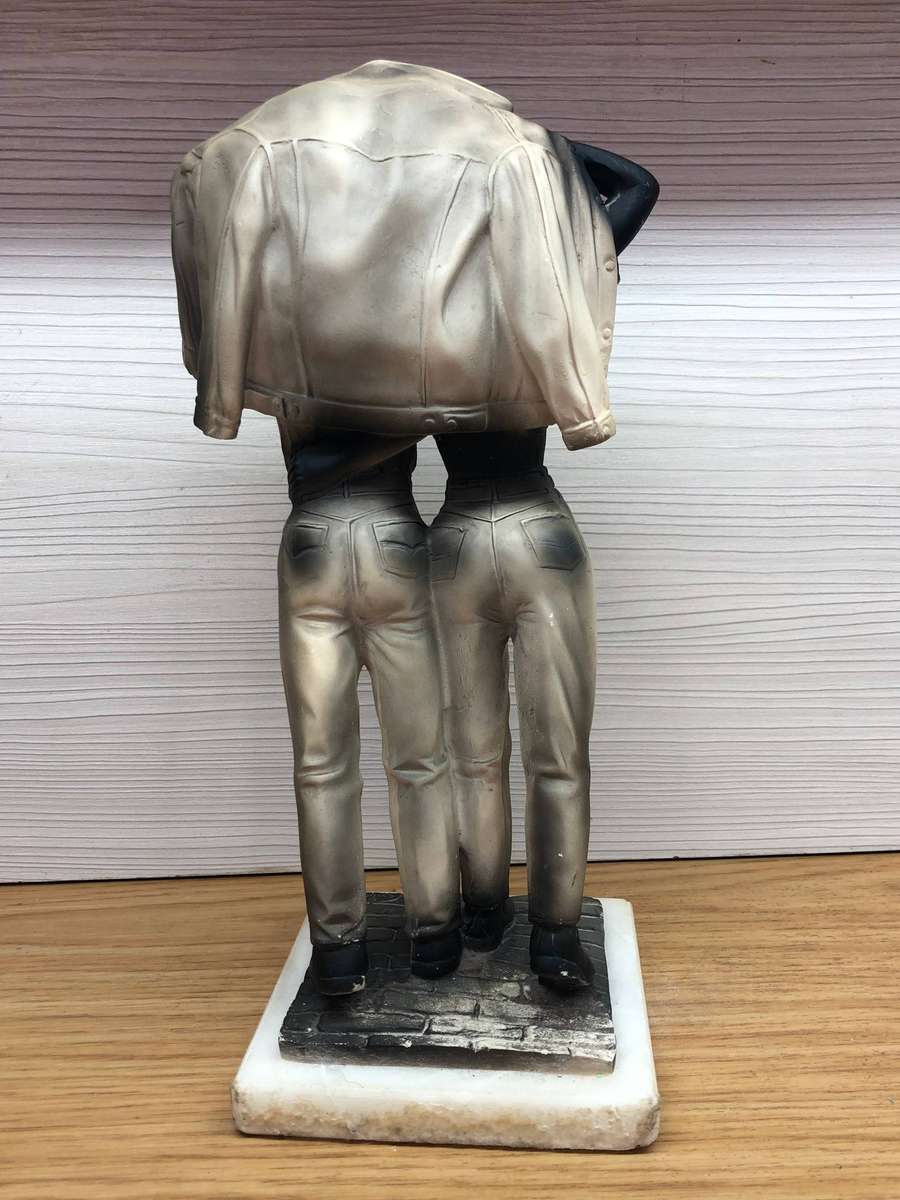 Italian statue (D'Ador) "The Kiss" stunning statue from the early 1990's