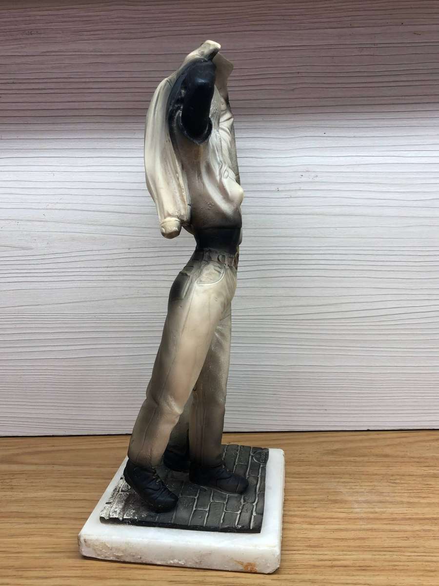 Italian statue (D'Ador) "The Kiss" stunning statue from the early 1990's