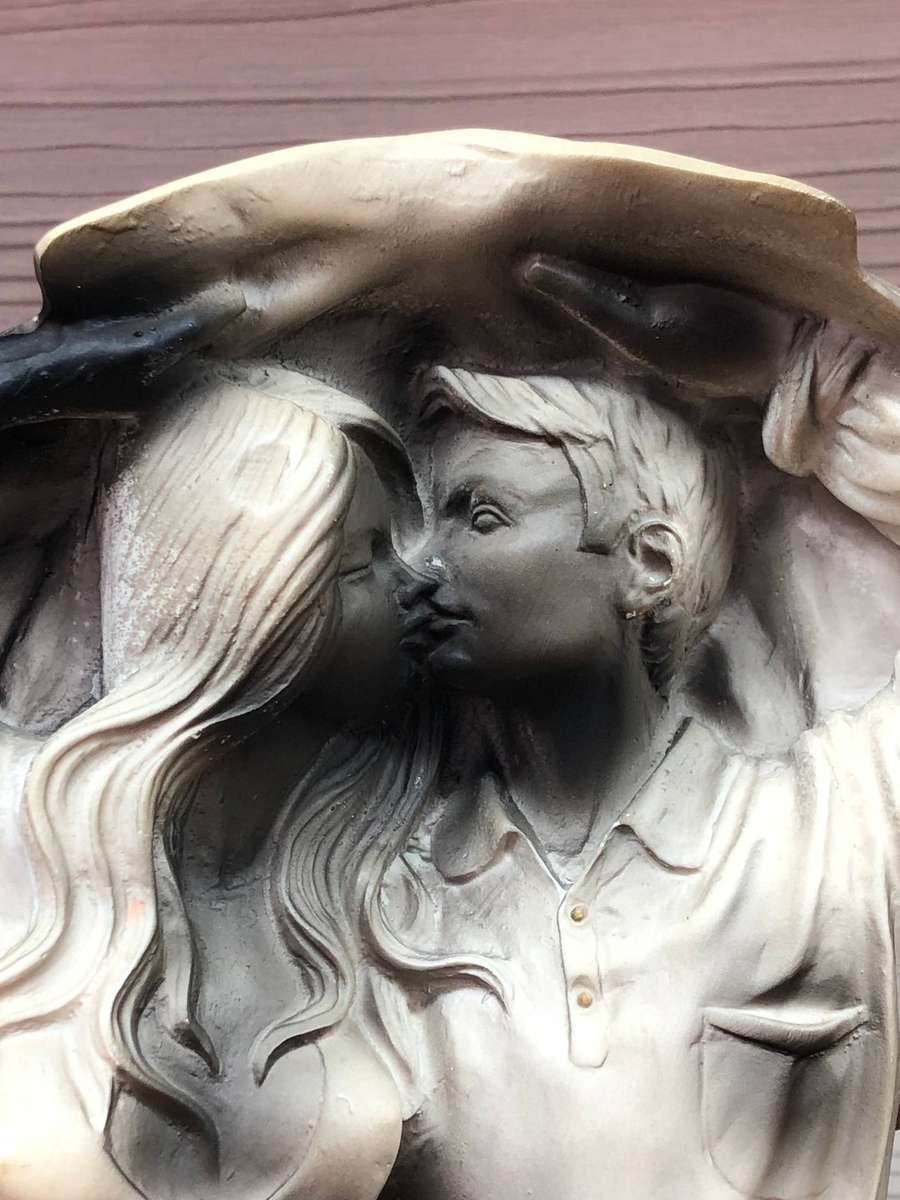 Italian statue (D'Ador) "The Kiss" stunning statue from the early 1990's