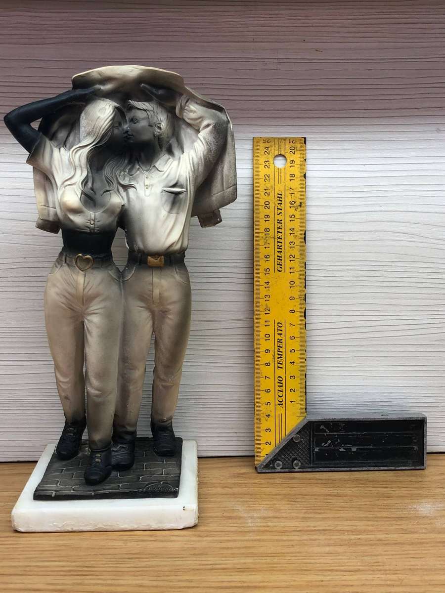 Italian statue (D'Ador) "The Kiss" stunning statue from the early 1990's