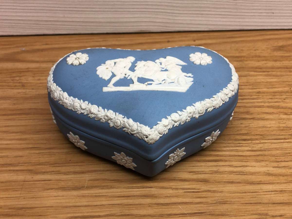 Stunning Wedgwood Heart Shaped Lidded Trinket box