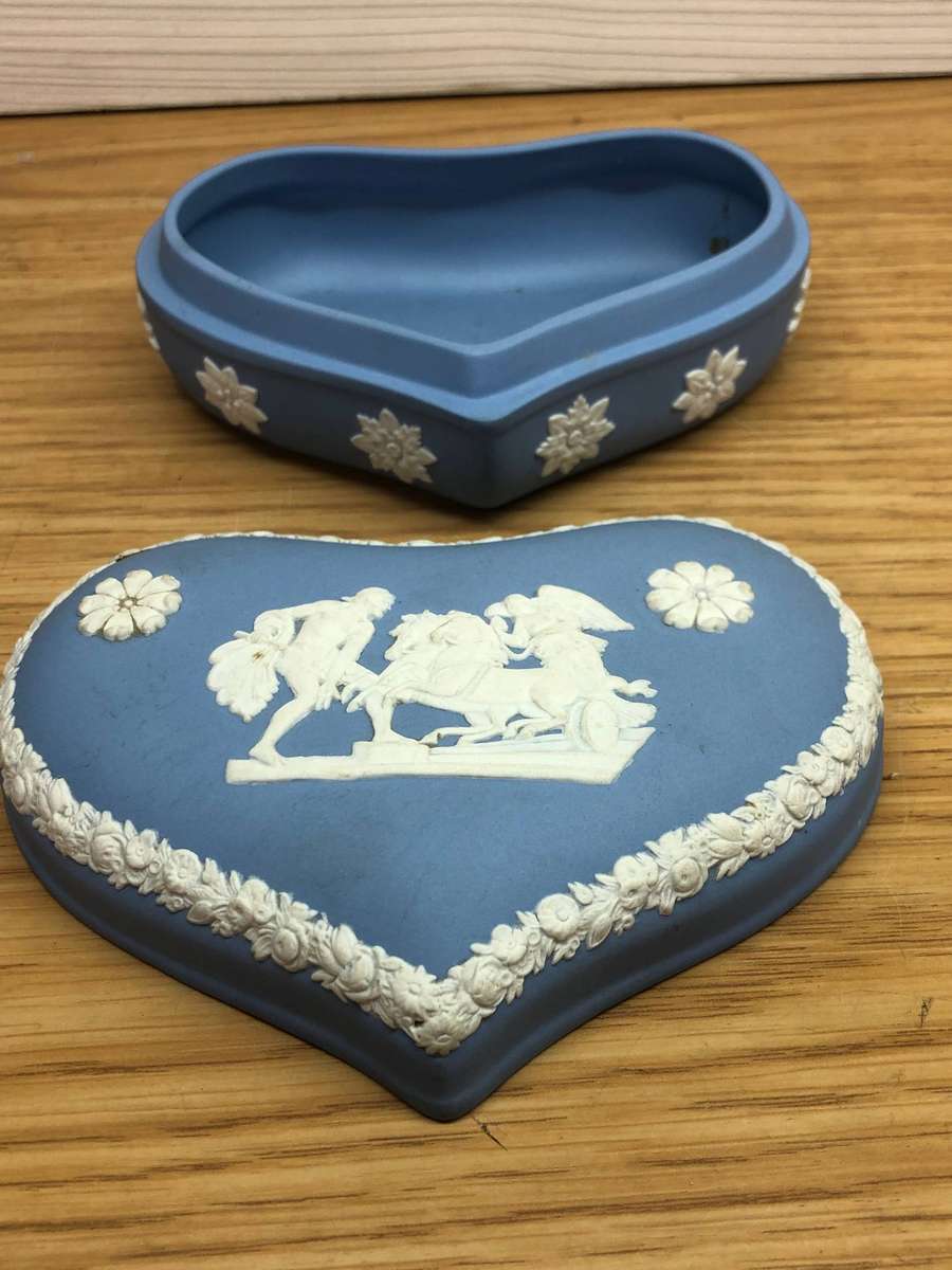 Stunning Wedgwood Heart Shaped Lidded Trinket box