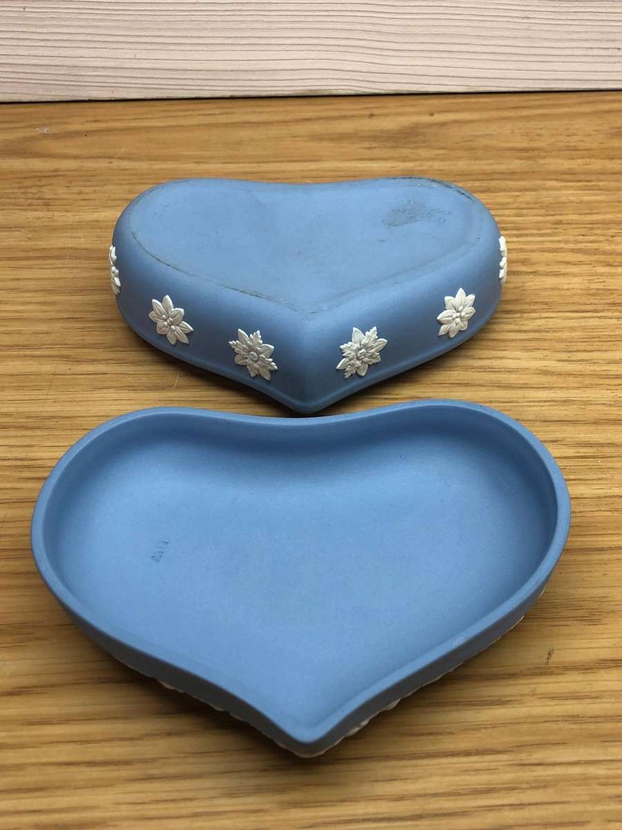 Stunning Wedgwood Heart Shaped Lidded Trinket box
