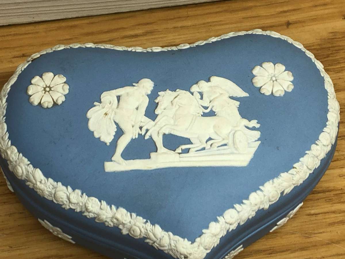 Stunning Wedgwood Heart Shaped Lidded Trinket box