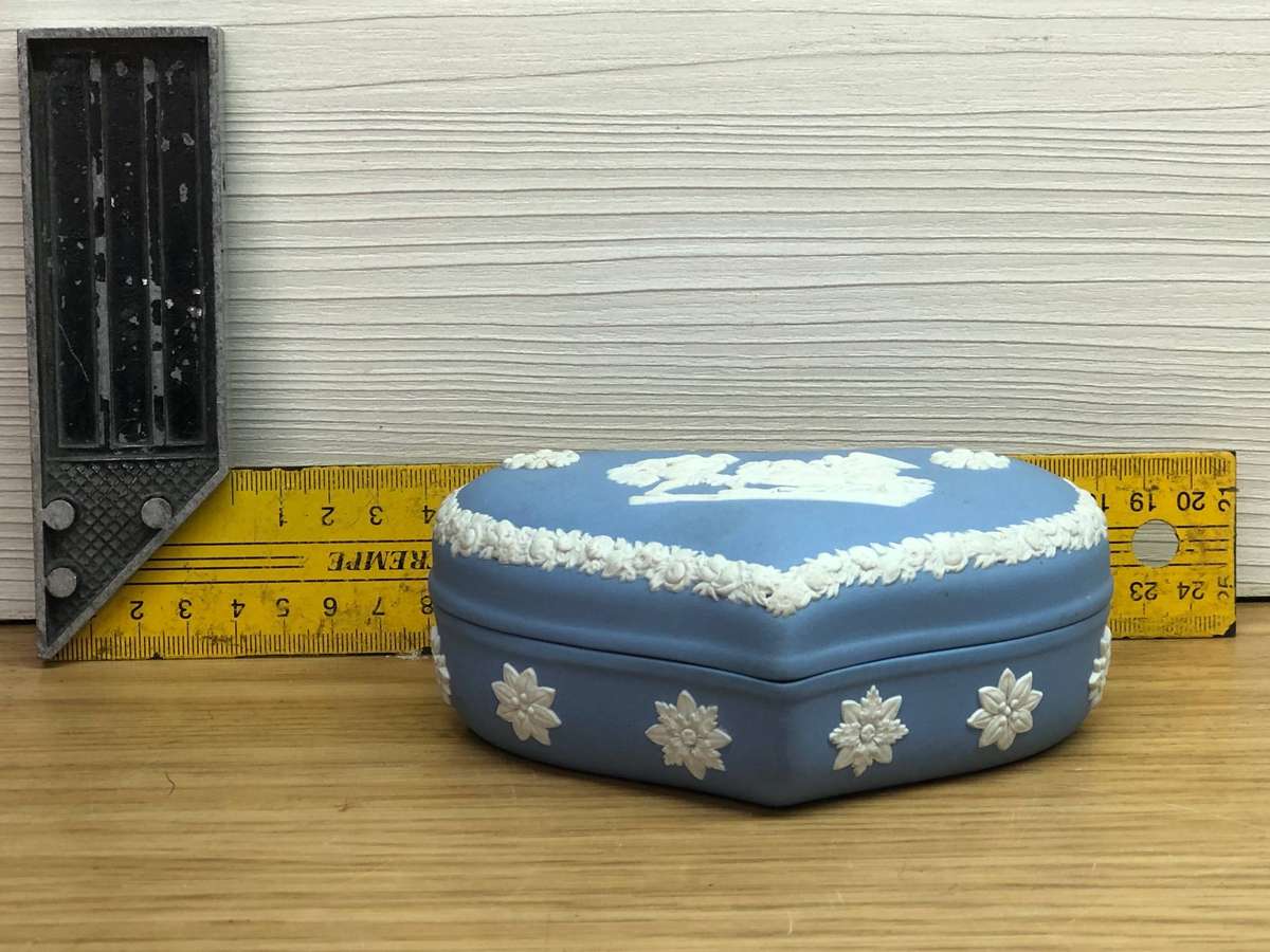 Stunning Wedgwood Heart Shaped Lidded Trinket box