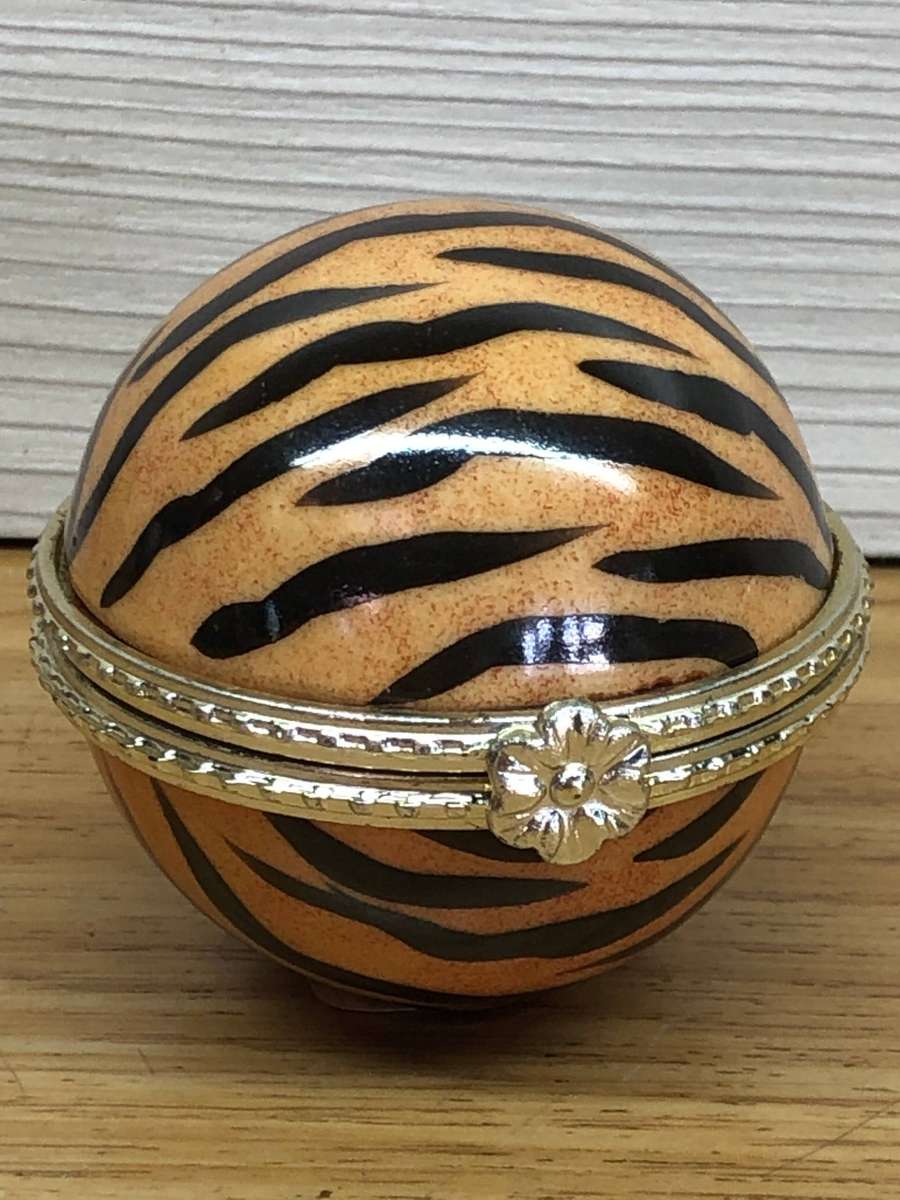 Limoges decorative porcelain opening trinket / ring holder - hand painted