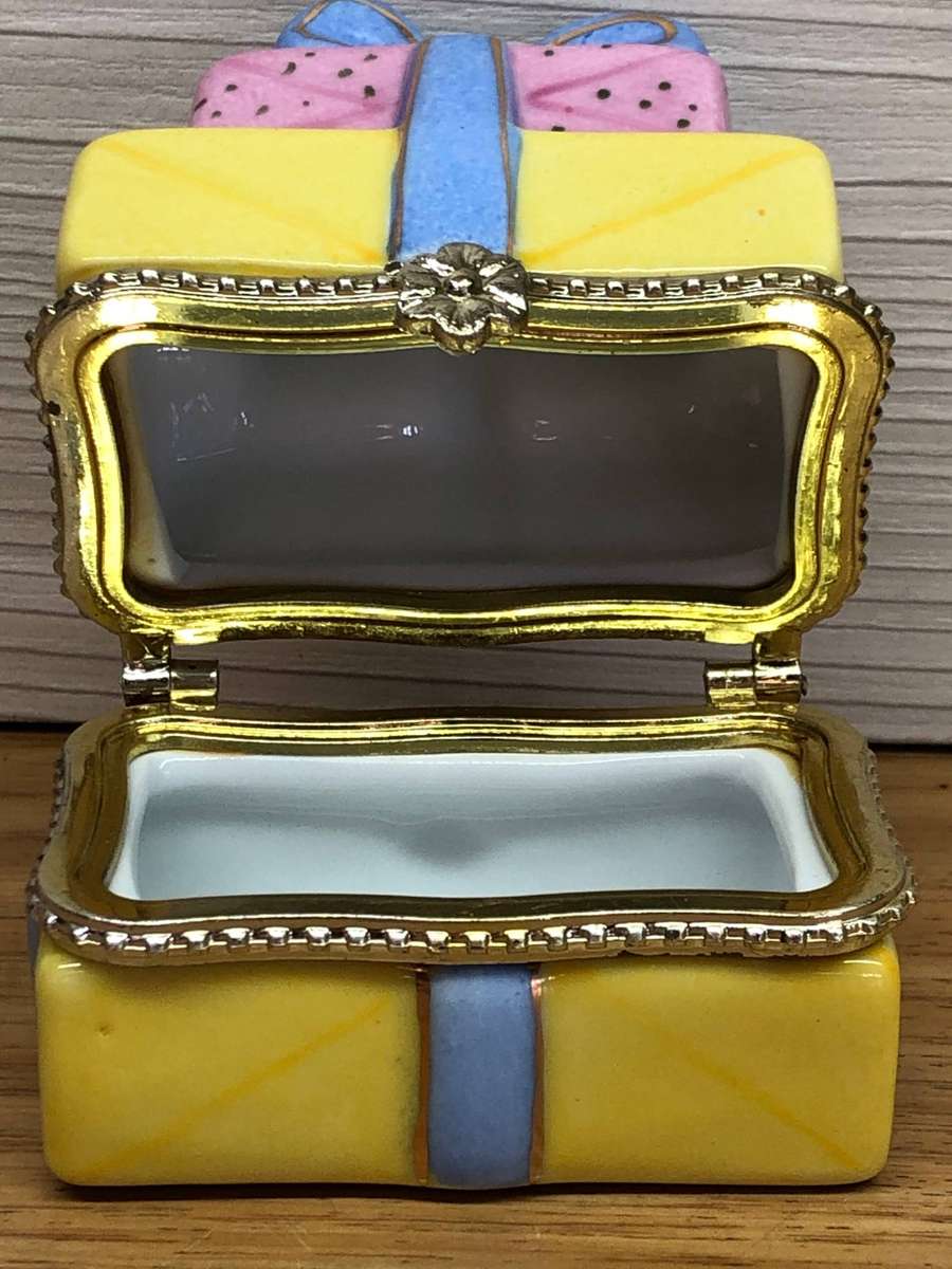 Limoges decorative porcelain opening trinket / ring holder - hand painted