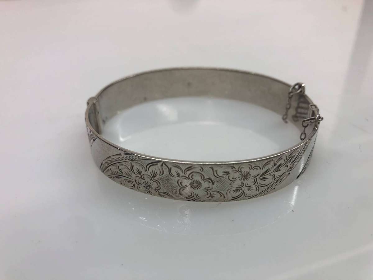 Stunning vintage Solid silver chased hinged bangle - clearly marked - 28.8 grams