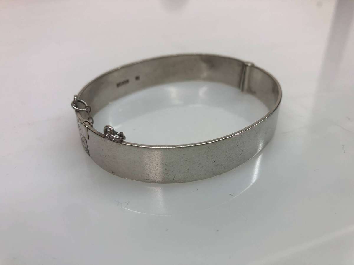 Stunning vintage Solid silver chased hinged bangle - clearly marked - 28.8 grams