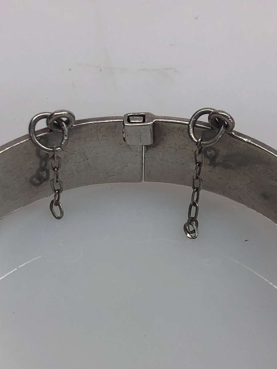 Stunning vintage Solid silver chased hinged bangle - clearly marked - 28.8 grams