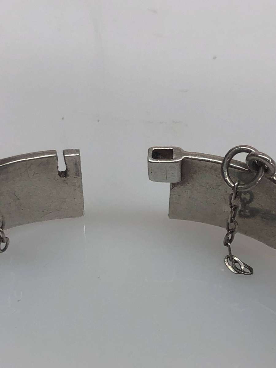Stunning vintage Solid silver chased hinged bangle - clearly marked - 28.8 grams