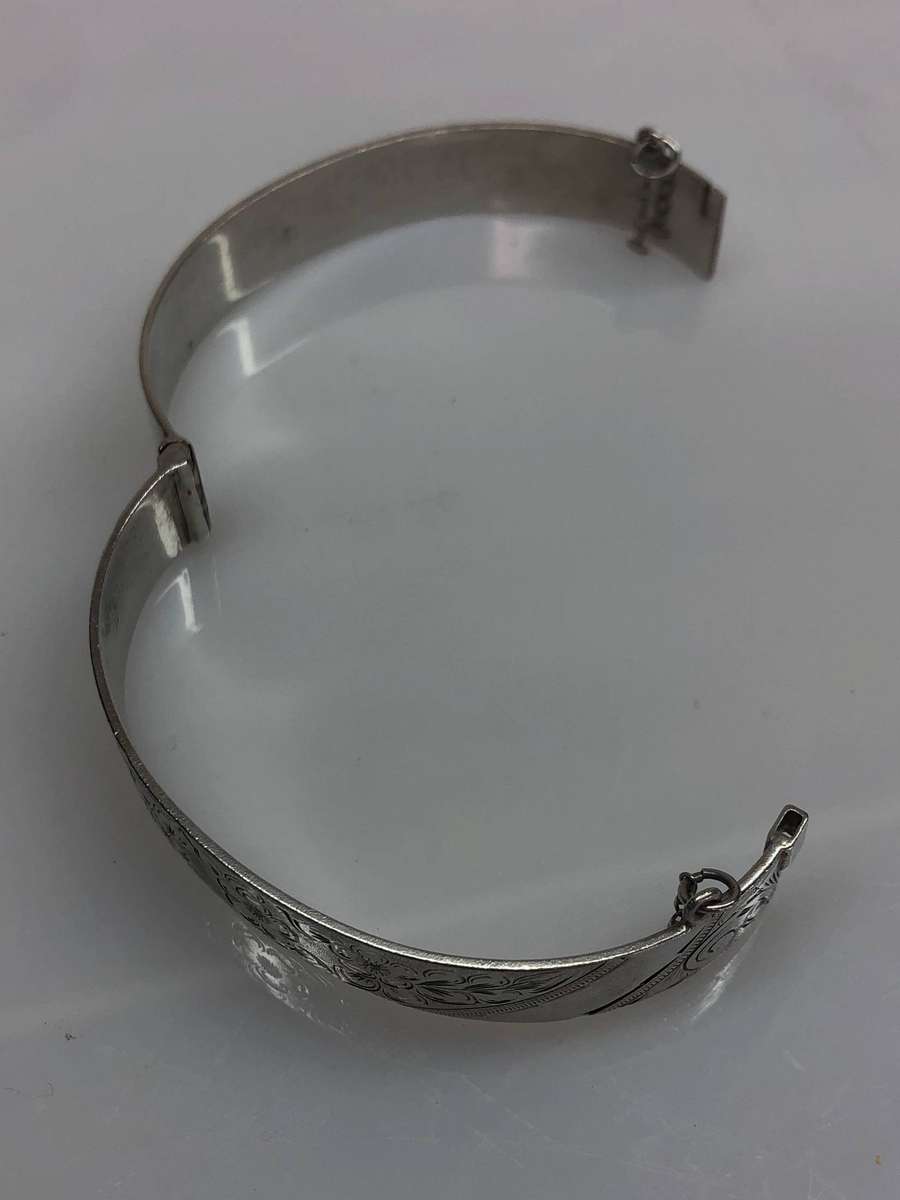 Stunning vintage Solid silver chased hinged bangle - clearly marked - 28.8 grams