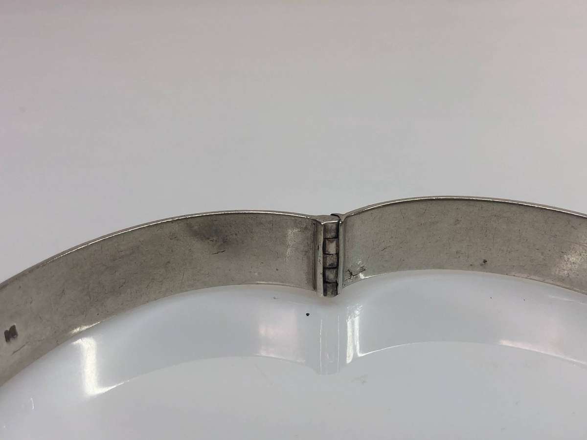Stunning vintage Solid silver chased hinged bangle - clearly marked - 28.8 grams
