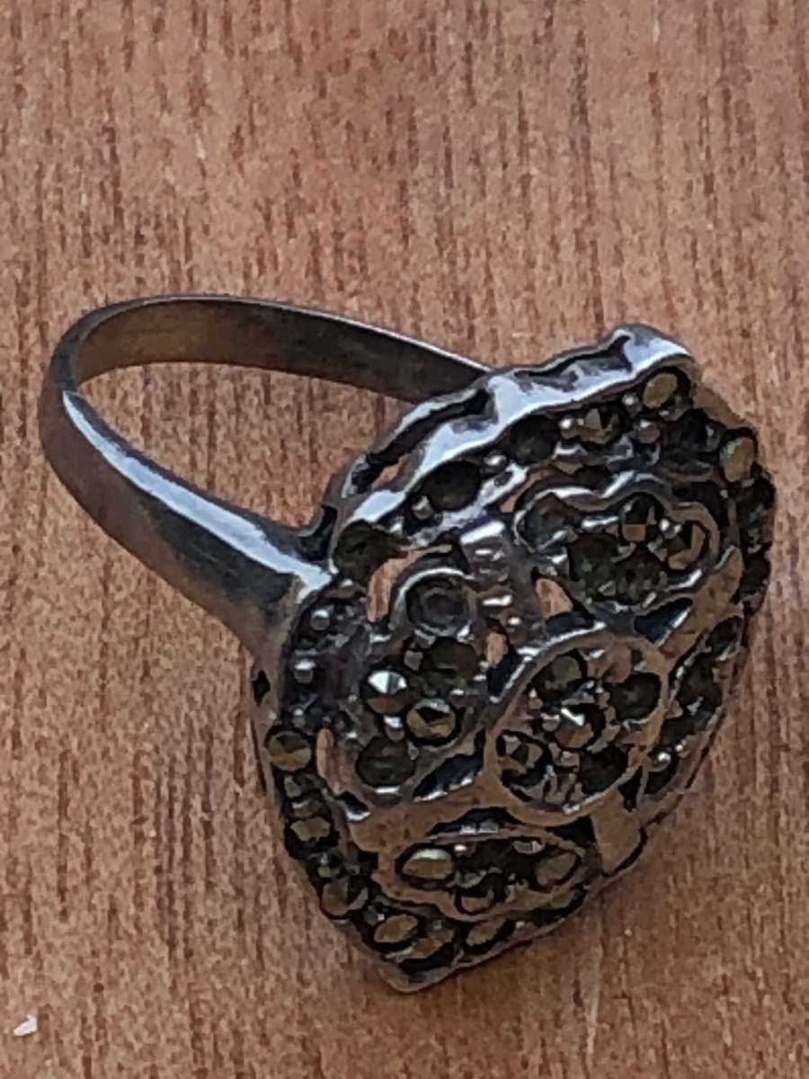 Stylish Vintage Sterling Silver Marcasite ring - 3.4g