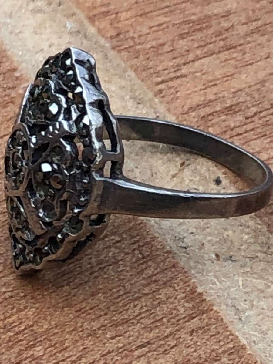 Stylish Vintage Sterling Silver Marcasite ring - 3.4g