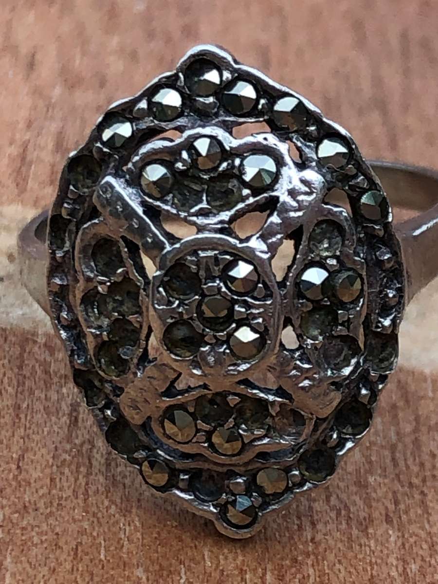 Stylish Vintage Sterling Silver Marcasite ring - 3.4g