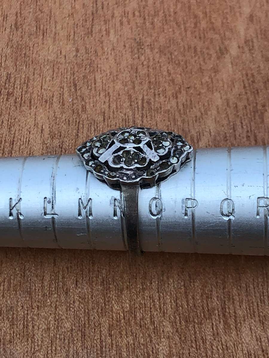 Stylish Vintage Sterling Silver Marcasite ring - 3.4g