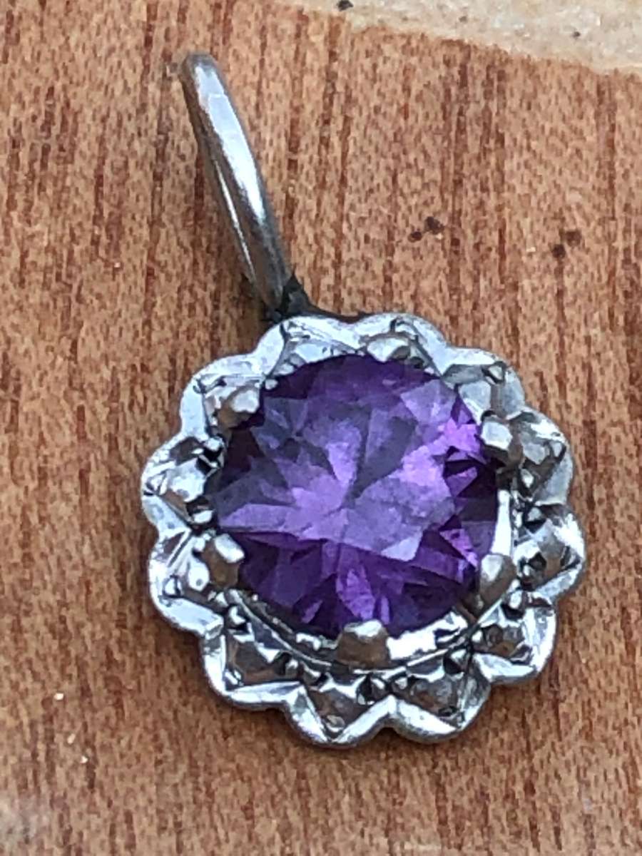 Gorgeous Sterling silver and Amethyst pendant - 1.3g