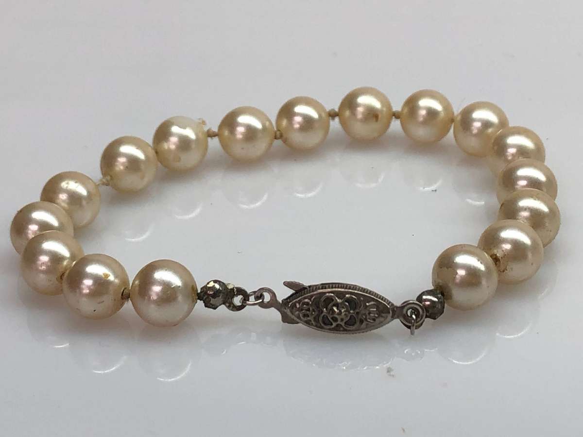 Pearl bracelet with a sterling silver clasp