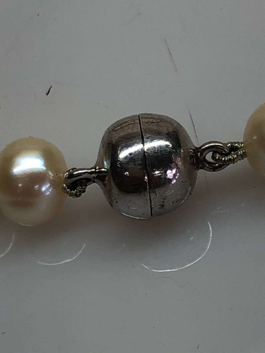 BEAUTIFUL LOTUS FRESH WATER PEARL NECKLACE WITH A MAGNETIC STERLING SILVER CLASP - BOXED