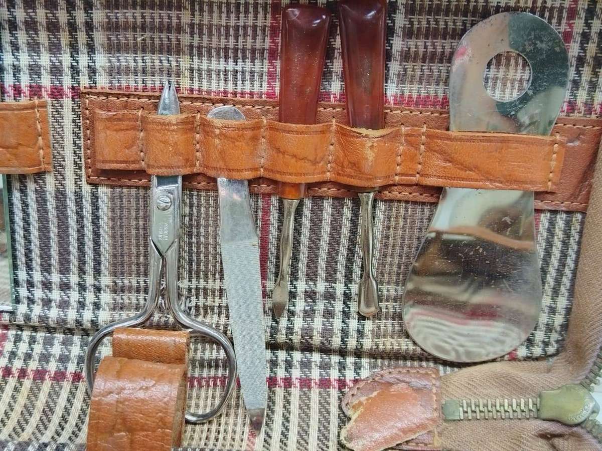 Fantastic Leather Cased Vintage Mid-Century Mens Executive Travel Grooming Kit